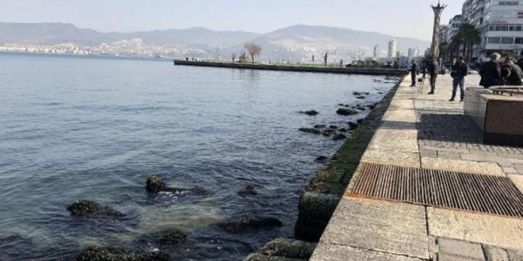 İzmir'de deniz suyu seviyesi düştü, iskele kapatıldı!