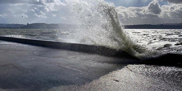 İzmir'de kuvvetli rüzgâr ve fırtına uyarısı