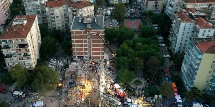 İzmirli depremzedelerin mağduriyetlerini çözmek için yapılan toplantıya sadece CHP katıldı
