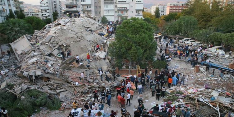 İzmir’de depremzedelere bankalar kredi vermedi: Bizi ev ve arsalarımız satıp göç etmeye zorluyorlar