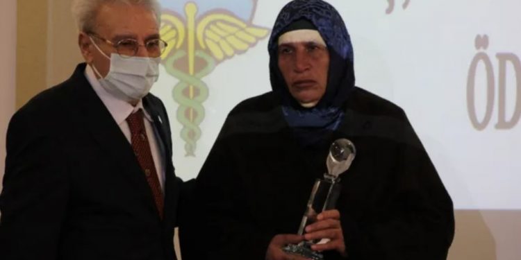 ‘Barış, Dostluk ve Demokrasi Ödülü’ Emine Şenyaşar’a verildi