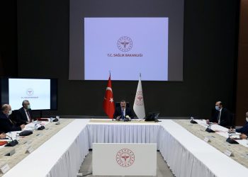 ‘Maske zorunluluğunun kalktığı açıklanırken bilim kurulu üyelerinin hepsi yüksek koruyuculu maske takıyor’