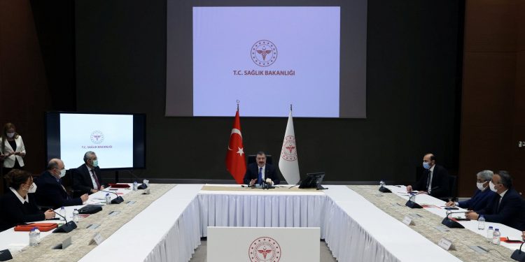 ‘Maske zorunluluğunun kalktığı açıklanırken bilim kurulu üyelerinin hepsi yüksek koruyuculu maske takıyor’