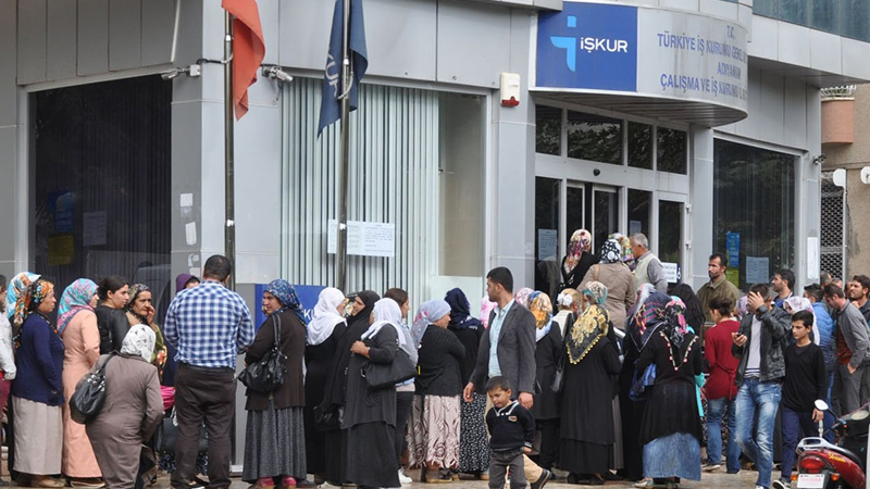 Üniversite mezunları İŞKUR kapısında; 17 bin 61 işsiz genç mesleki eğitim kurslarına başvurdu