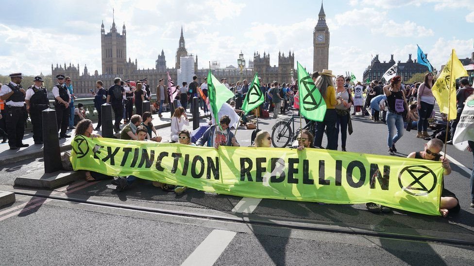 İklim krizi: Yokoluş İsyanı, Londra'daki en işlek dört köprüyü trafiğe kapattı