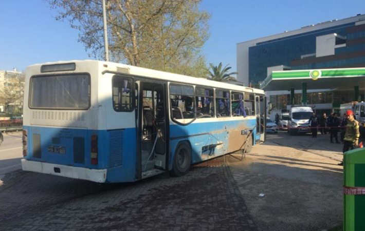 İnfaz koruma memurlarını taşıyan otobüse bombalı saldırı