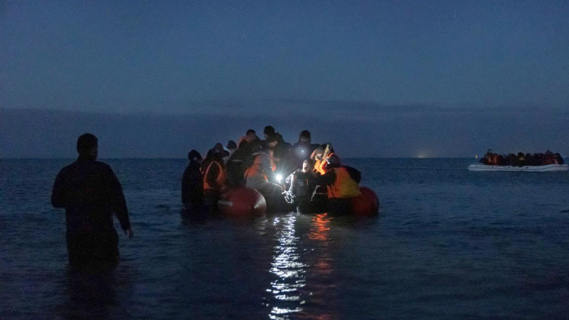 İngiltere 'düzensiz göçe karşı' donanmayı seferber ediyor