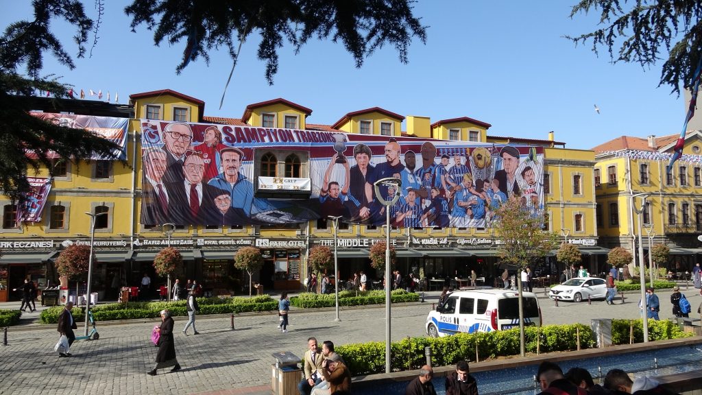 Şampiyonluk için geri sayım başladı; taraftar, Trabzon'a akın ediyor