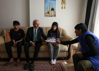 10 aydır elektriği kesik aileyi ziyaret eden Kılıçdaroğlu: Birimiz karanlıkta kalıyorsa hiçbirimiz aydınlıkta değiliz