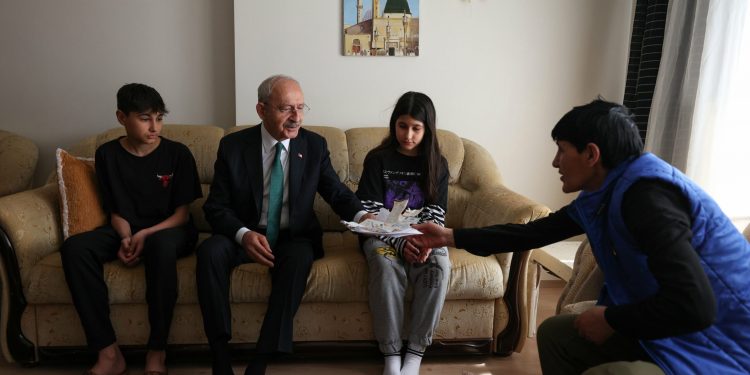 10 aydır elektriği kesik aileyi ziyaret eden Kılıçdaroğlu: Birimiz karanlıkta kalıyorsa hiçbirimiz aydınlıkta değiliz