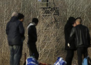 HRW: Yunanistan, göçmenleri göçmenlerle sınır dışı ediyor