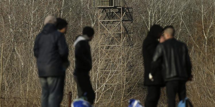 HRW: Yunanistan, göçmenleri göçmenlerle sınır dışı ediyor