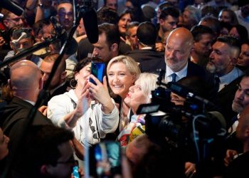 Marine Le Pen, Fransa’da kamuya açık alanlarda başörtüsünü yasaklamak istiyor