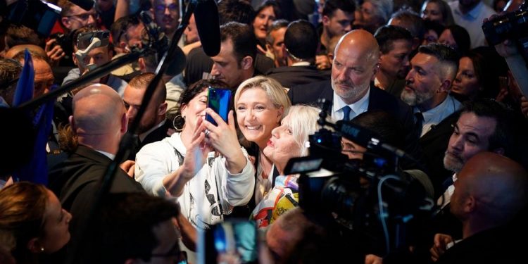 Marine Le Pen, Fransa’da kamuya açık alanlarda başörtüsünü yasaklamak istiyor