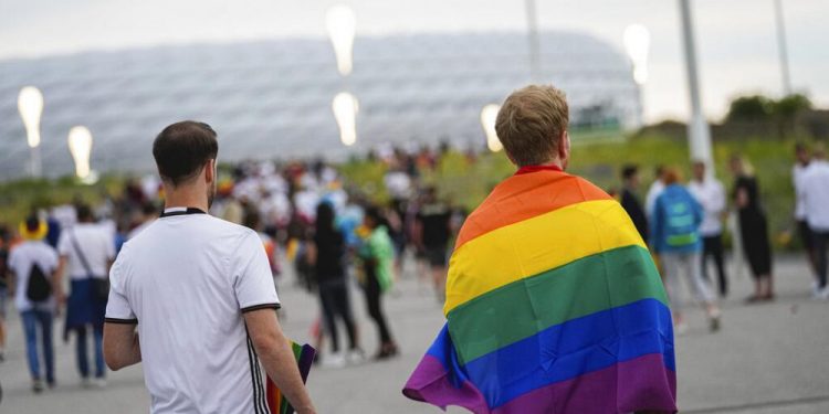 Katar: Dünya Kupası’nda taraftarları korumak için gökkuşağı bayraklarını toplatabiliriz