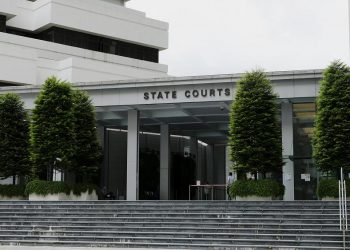 Singapur’da şarap şişesi fırlatarak Müslüman öldüren Avustralya vatandaşına 5.5 yıl hapis cezası