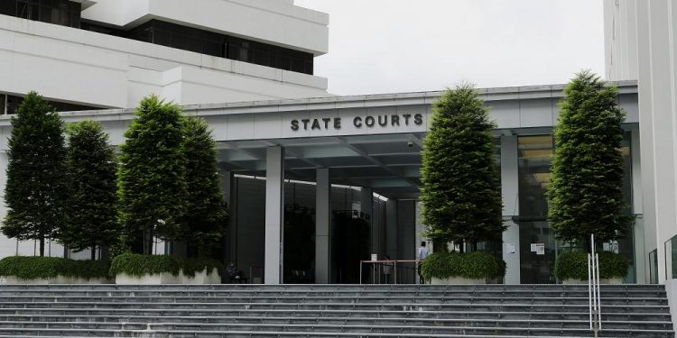 Singapur’da şarap şişesi fırlatarak Müslüman öldüren Avustralya vatandaşına 5.5 yıl hapis cezası