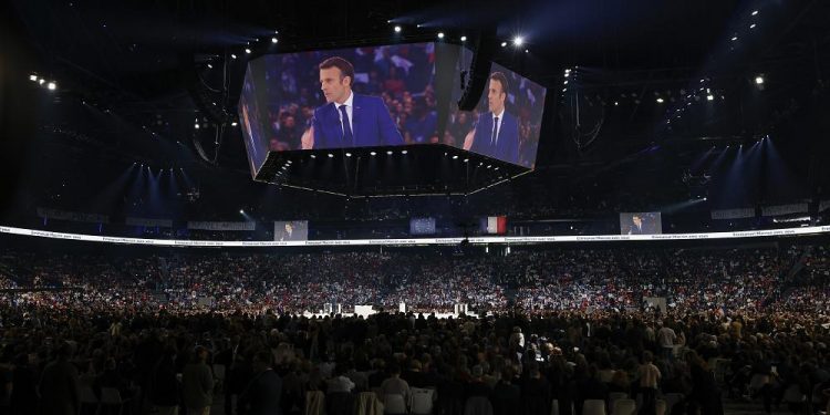 Macron seçim mitinginde aşırı sağı hedef aldı, Brexit benzeri bir sonuca karşı uyardı