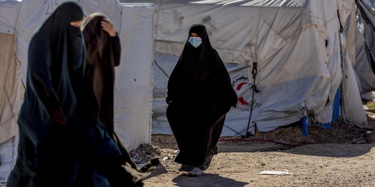 Almanya, Suriye’de IŞİD kampındaki 10 kadın ve 27 çocuğu ülkeye getirdi