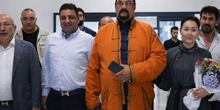 111 kilo kokainle yakalanan Akat, Steven Seagal'ı dolandırdı