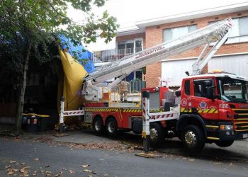 12 kişiyi taşıyan sıcak hava balonu caddeye acil iniş yaptı