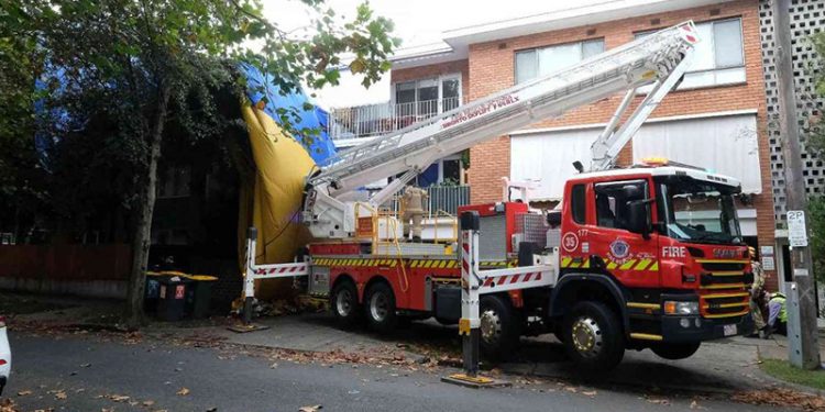 12 kişiyi taşıyan sıcak hava balonu caddeye acil iniş yaptı