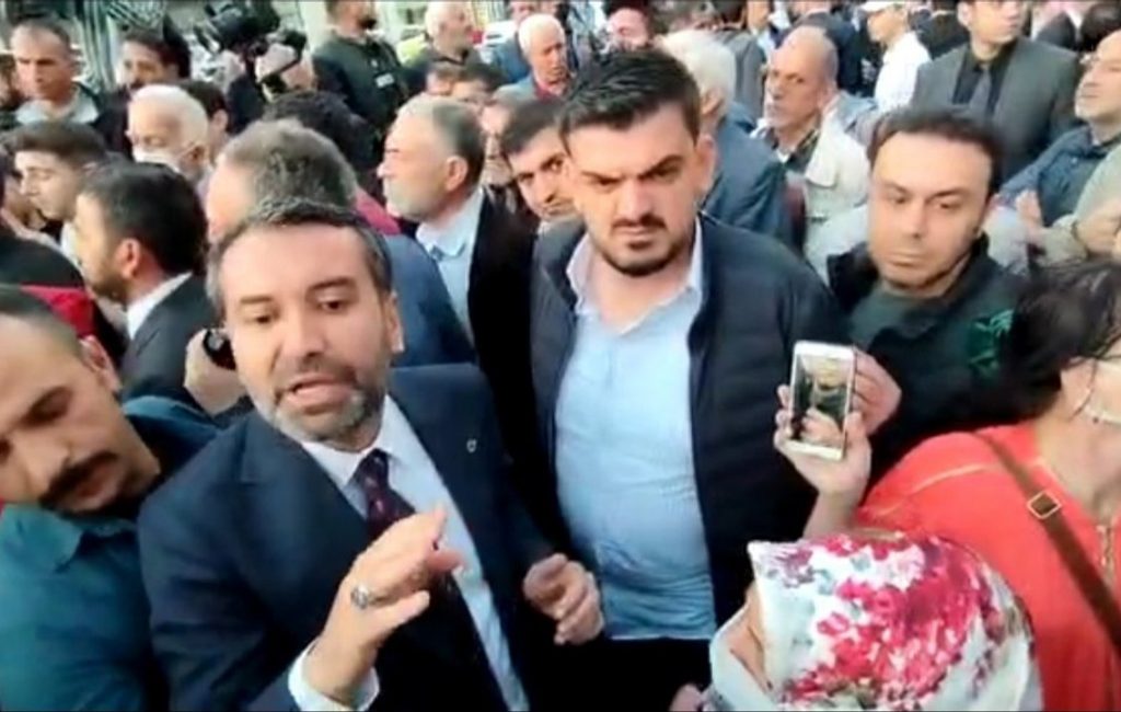 AKP’li başkandan şikayet eden vatandaşa: Önceki evinde duşakabinin mi vardı?