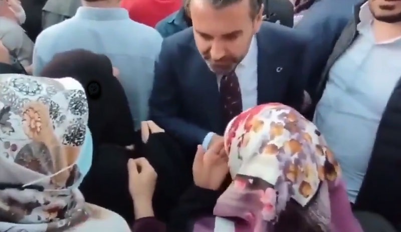 AKP’li belediye başkanından depremzedeye: Önceki evinde duşakabinin mi vardı?