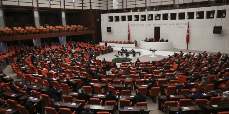 AKP ve MHP yoksulluğun araştırılmasını reddetti! 'Geçmişte çuvalla alınırdı, şimdi alışveriş gramla yapılıyor'