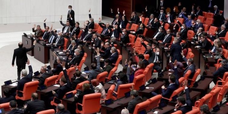 AKP ve MHP, yoksulluğun ve zamların araştırılması önergesini reddetti
