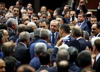 AKP'de 2023 hazırlığı: Partiden ayrılanları yeniden kazanma çabası ve dezavantajlar tartışması