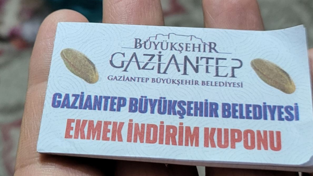 AKP'li Gaziantep Büyükşehir Belediyesi'nin "ekmek indirim kuponu"na CHP'den tepki: Bu ekmek karnesidir