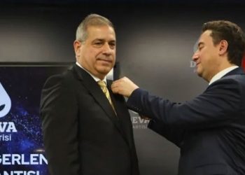 AKP'li eski vekil DEVA Partisi'ne katıldı; rozeti Babacan taktı