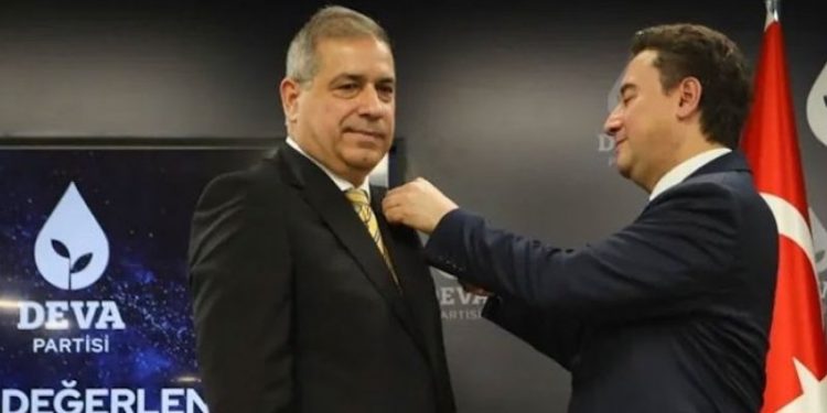 AKP'li eski vekil DEVA Partisi'ne katıldı; rozeti Babacan taktı