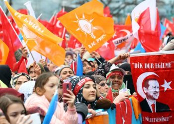 AKP'li yöneticilerden iktidara uyarı: 'Dikkat etmek zorundayız'