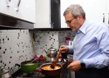 AKP'li Ünal, öğrenci evinde sucuğu görünce şaşırdı: Az önce bunlar şikayet etmiyor muydu?