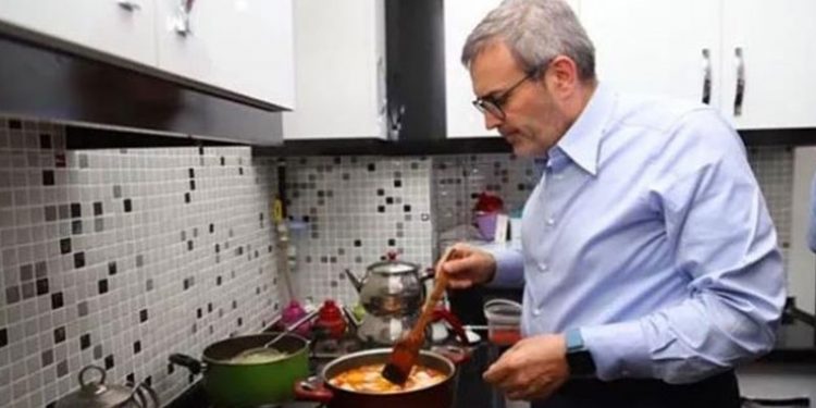 AKP'li Ünal, öğrenci evinde sucuğu görünce şaşırdı: Az önce bunlar şikayet etmiyor muydu?