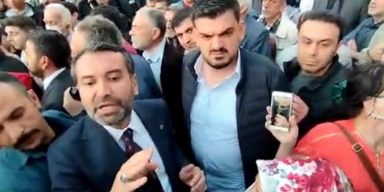 AKP’li başkandan şikayet eden vatandaşa: Önceki evinde duşakabinin mi vardı?