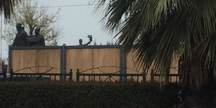 AKP’li belediye Atatürk anıtının önüne reklam panosu koyup ışıklarını söktü