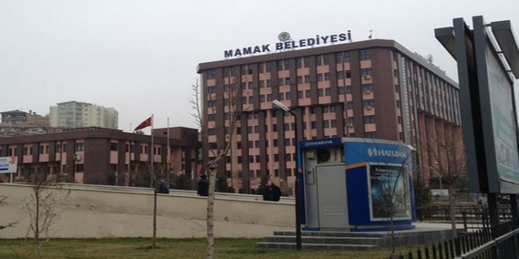 AKP’li belediye başkanı aile fertlerini işe aldı