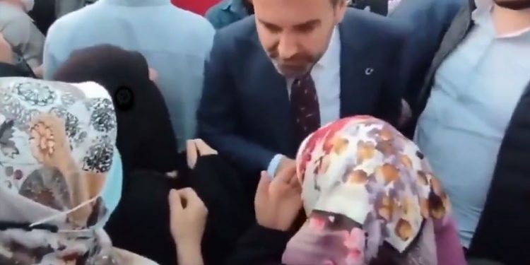 AKP’li belediye başkanından depremzedeye: Önceki evinde duşakabinin mi vardı?