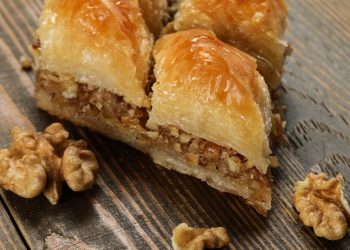 AKP’li belediyenin 6 tonluk baklava ihalesi tanıdık isme gitti