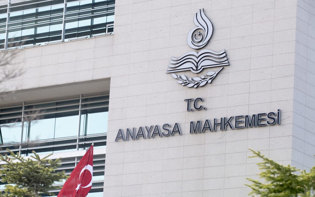 AYM: KHK’lı öğretmenin özel okulda çalışmasının yasaklanması hak ihlali