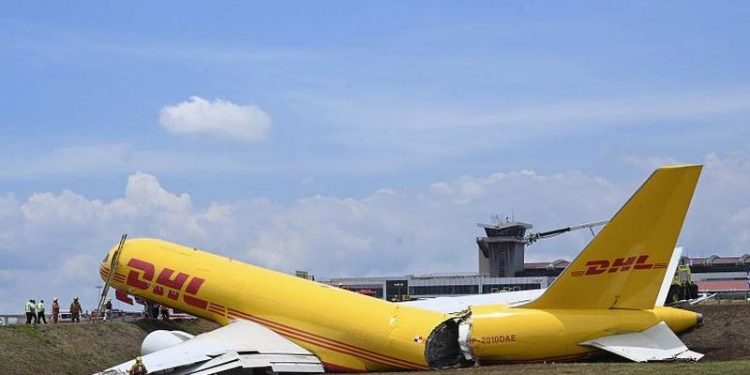 Acil iniş yapan uçak pistte ikiye ayrıldı