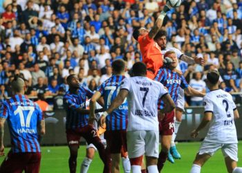 Adana Demirspor'u 3-1 yenen Trabzonspor adım adım şampiyonluğa gidiyor