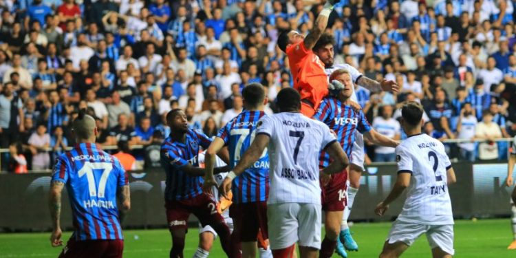 Adana Demirspor'u 3-1 yenen Trabzonspor adım adım şampiyonluğa gidiyor