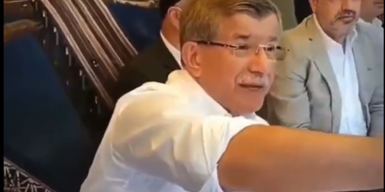 Ahmet Davutoğlu kendisine yöneltilen eleştiriye ateş püskürdü: 'Milyarlarıma milyar katardım'