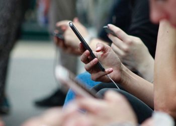 Akıllı telefonu günde bir saat azaltmak, çarpıcı bir etki yaratıyor