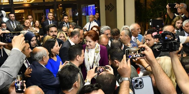 Akşener, 'Kahrolsun istibdat, yaşasın hürriyet' sloganı ile karşılandı