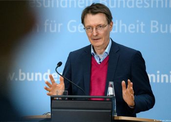 Almanya'da geri adım: Zorunlu izolasyon kalkmıyor